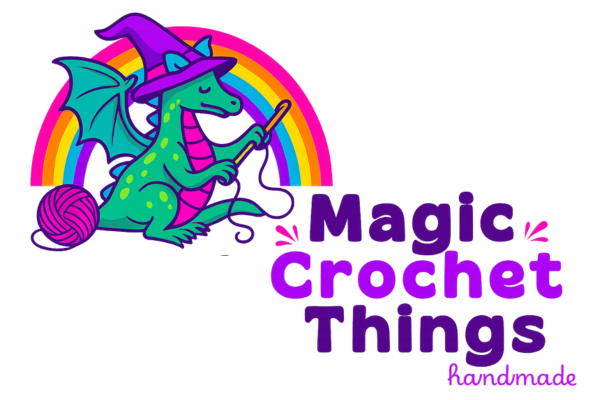 Logo colorato con drago verde che uncinetta, arcobaleno sullo sfondo e scritta Magic Crochet Things in viola e fucsia