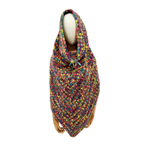 Poncho con collo a cappuccio indossato fronte