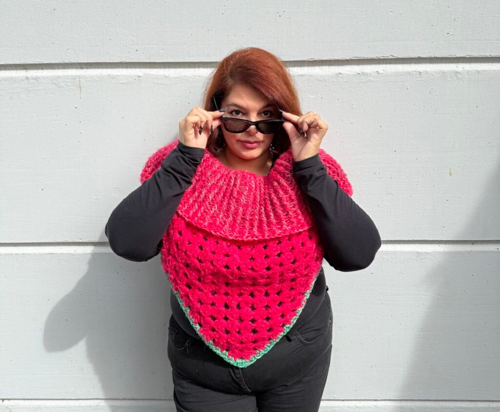 Sarah indossa scialle collo fragola