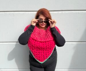 Sarah indossa scialle collo fragola